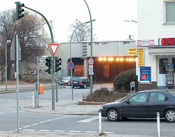 Boelcketunnel, aufgenommen aus Richtung der Kreuzung Boelckestraße / Hoeppnerstraße. Autotunnel, S-Bahn-Unterführung