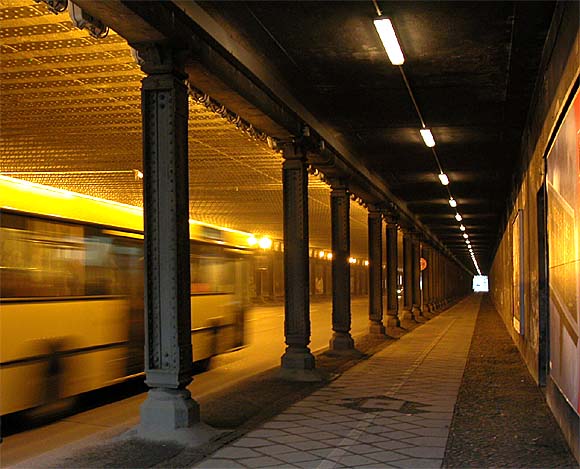 Boelcketunnel, aufgenommen aus Richtung der Kreuzung Boelckestraße / Hoeppnerstraße. Autotunnel, S-Bahn-Unterführung