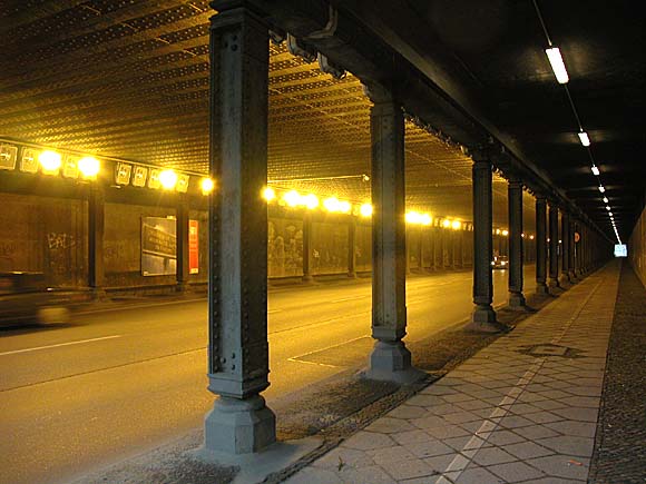 Boelcketunnel, aufgenommen aus Richtung der Kreuzung Boelckestraße / Hoeppnerstraße. Autotunnel, S-Bahn-Unterführung