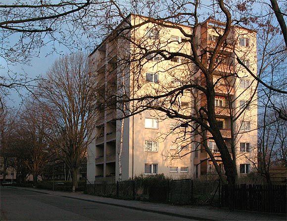 Wolfsburger Weg, Eckhaus Steinhellenweg in der Morgensonne