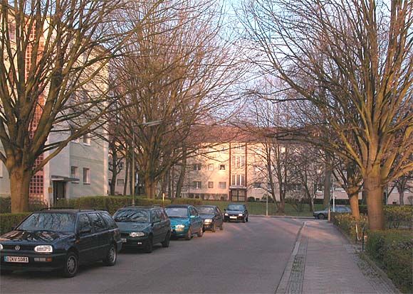 Wolfsburger Weg in der Morgensonne, Blick in Richtung Steinhellenweg