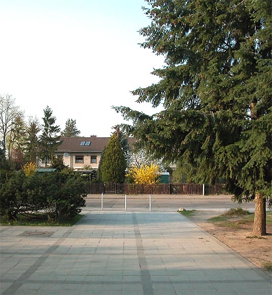 Wolfsburger Weg, Schätzelberg-Grundschule, Blick von der Schultreppe auf den Wolfsburger Weg