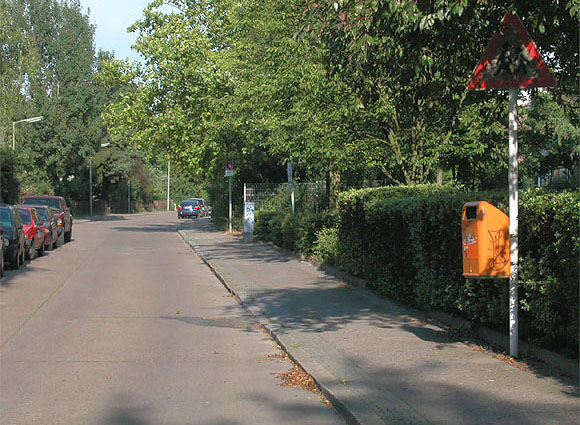 Wolfsburger Weg, Verkehrszeichen, verdeckt von einer Baumkrone