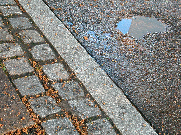 Wolfsburger Weg, Straßenbelag, Einfahrt, nach Regen 