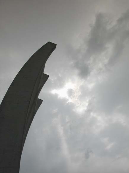 Luftbrückendenkmal, Gegenlicht, Wolken